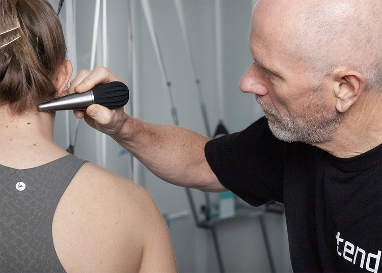 Profissional de sa�de aplicando o dispositivo Tend no pesco�o de um paciente